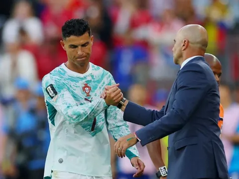 Martinez tiết lộ lý do thay Ronaldo