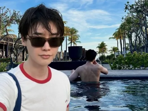 Lee Jong Suk khoe lưng trần lực lưỡng