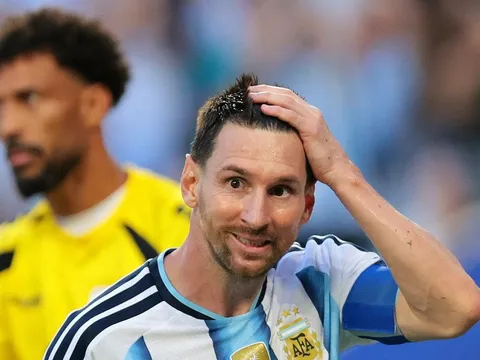 Khoảnh khắc sững sờ của Messi
