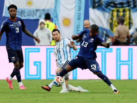 Tranh cãi sau tấm vé đi tiếp của Argentina