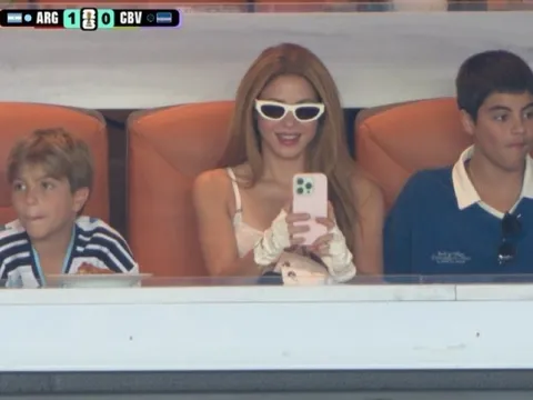Shakira lại xuất hiện theo dõi Messi
