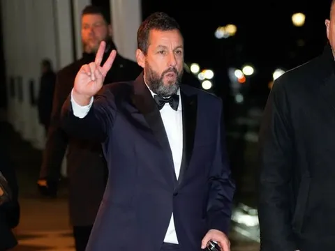 Nam diễn viên Adam Sandler làm chủ hôn trong lễ cưới của Taylor Swift