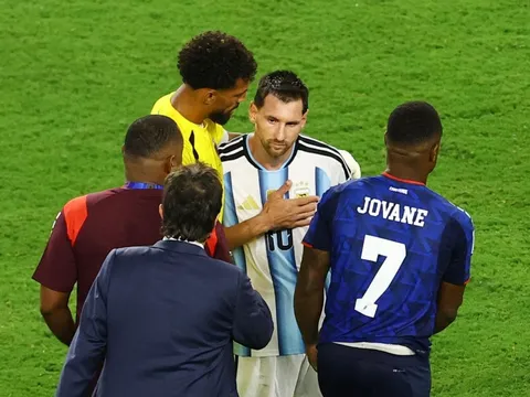 Messi đùa với Cape Verde sau trận: 'Trên sân họ đá tôi tơi tả'