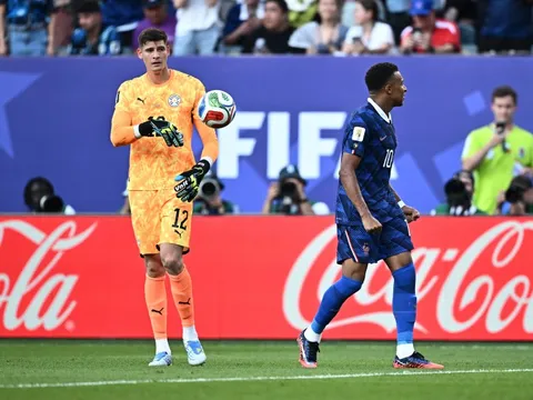 Thủ môn Paraguay khó chịu vì Mbappe