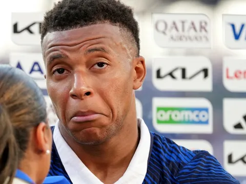 Cái nhếch mép gây bão của Mbappe