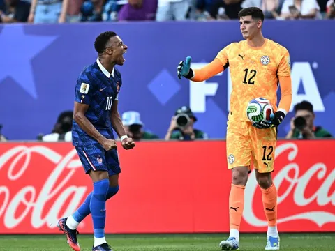 Mbappe ăn mừng khiêu khích