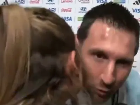 Nữ phóng viên hôn má Messi gây sốt