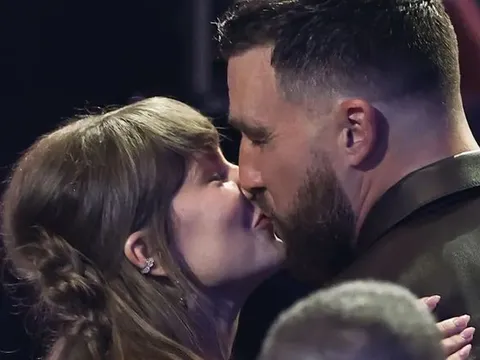 Taylor Swift và Travis Kelce đọc lời thề gần 20 phút trong hôn lễ