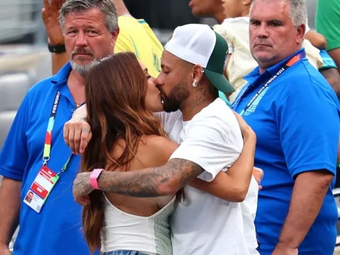 Neymar khóc rồi ôm hôn vợ sau cú sốc World Cup
