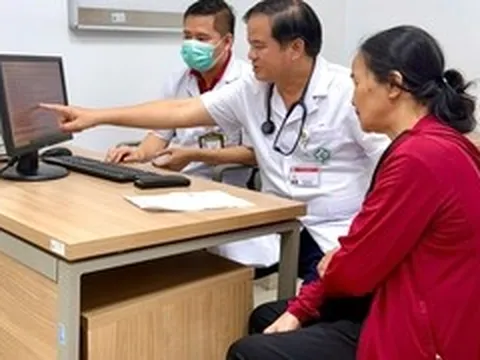 Giám đốc Bệnh viện Bạch Mai tham gia khám miễn phí cho người có công ở Ninh Bình