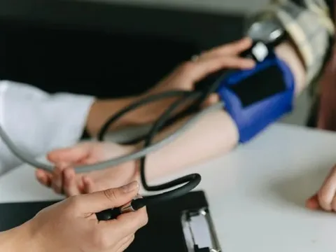 Đưa con gái 4 tuổi đi khám vì ngủ ngáy, kết quả xét nghiệm khiến bố mẹ "sốc nặng"