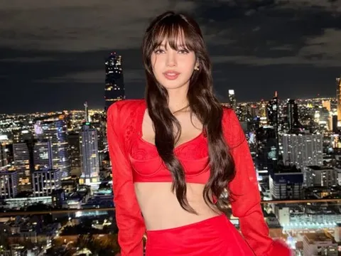 Lisa (BLACKPINK) khoe nhan sắc nổi bật, visual như búp bê gây sốt mạng xã hội