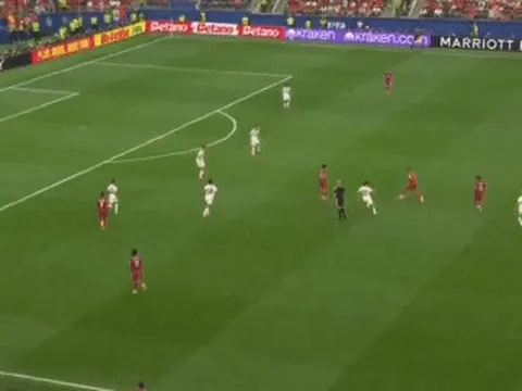 Ronaldo gây tranh cãi khi biểu diễn mà không chuyền cho đồng đội