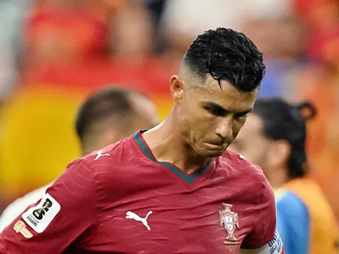 Ronaldo chết lặng