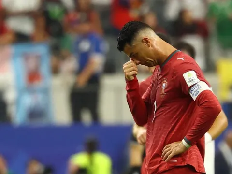 Ronaldo, hãy dừng lại khi còn là huyền thoại