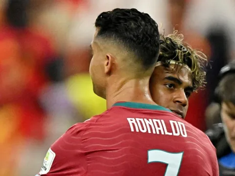 Cái ôm của Yamal cho Ronaldo gây xúc động sau trận đấu