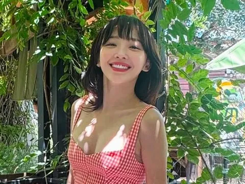 Tóc Tiên tươi tắn thả dáng khi diện váy hai dây gợi cảm