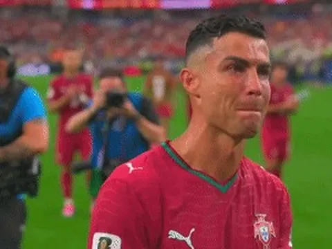 Ronaldo khóc nức nở