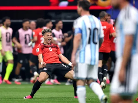 Ăn mừng trước mặt Messi, cầu thủ Ai Cập trả giá đắt