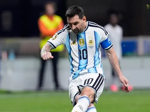 Messi tạo kỷ lục sút hỏng phạt đền