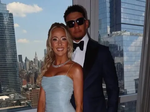 Brittany Mahomes đeo vòng cổ kim cương giá trị khủng dự lễ cưới của Taylor Swift