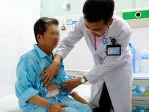 Người đàn ông suýt mất mạng vì xương đâm thủng dạ dày