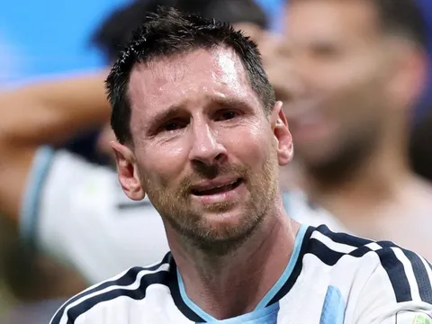Messi khóc vì đá hỏng phạt đền