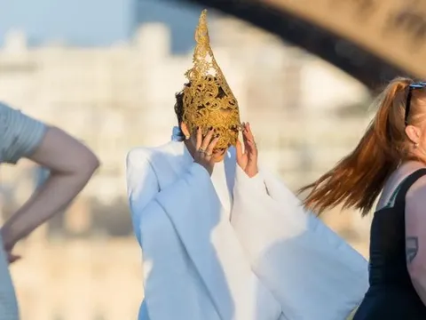 Zendaya gây choáng với tạo hình nữ thần Hy Lạp