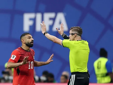 Salah đòi VAR nhưng bị trọng tài phớt lờ