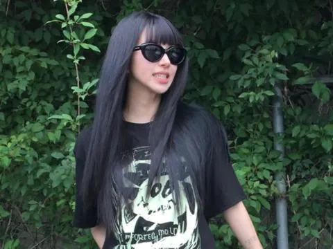Chaeyoung (TWICE) gây chú ý với phong cách thời trang 'giấu quần', khoe đôi chân thon dài