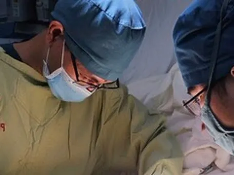 10 giờ vi phẫu cứu 3 ngón tay gần đứt lìa cho nam thanh niên