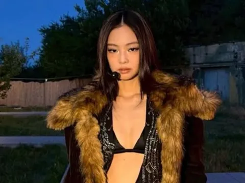 Jennie (BLACKPINK) gây chú ý với trang phục cắt xẻ táo bạo, khoe vòng eo săn chắc