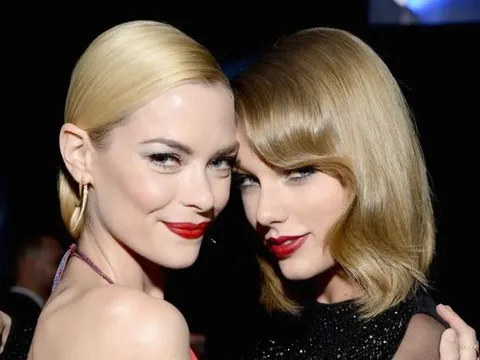 Lý do con đỡ đầu của Taylor Swift vắng mặt trong lễ cưới