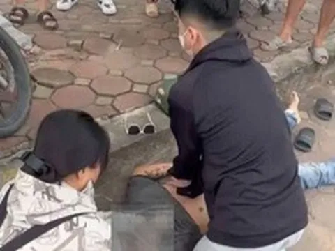 Nam sinh viên y khoa kiên trì ép tim 30 phút cứu người bất tỉnh trên đường