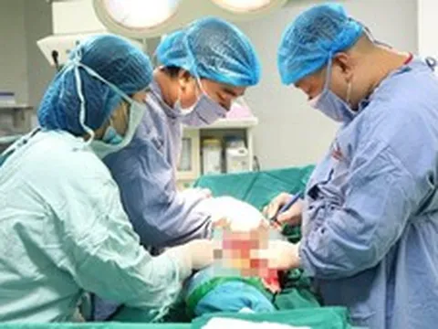 Bỏ qua thủ tục, mổ khẩn cứu thanh niên bị tai nạn nguy kịch không người thân