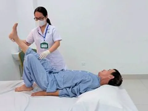 Ngã từ độ cao 3m khi hái xoài, người đàn ông liệt hoàn toàn hai chân