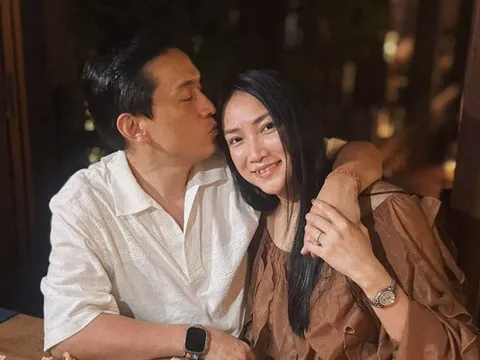 Lam Trường tình tứ bên vợ kém 17 tuổi ở Hội An