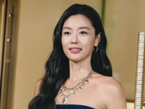 Nữ diễn viên Jeon Ji Hyun gây chú ý với làn da rám nắng hiếm thấy, diện mạo khác lạ