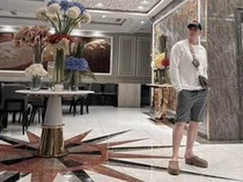 Nam nghệ sĩ là Viện phó rao cho thuê penthouse 650m² có 8 phòng ngủ, 10 toilet, hồ bơi riêng