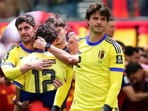 Cái ôm xúc động của Courtois cho Lammens