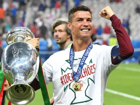 Ronaldo đăng ảnh vô địch EURO sau nỗi buồn World Cup