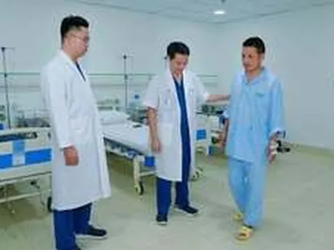 14 năm bước đi trong đau đớn và cuộc hồi sinh ngoạn mục sau 60 phút trên bàn mổ