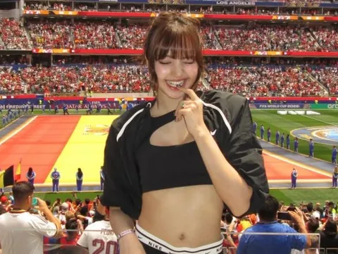 Lisa (BLACKPINK) khoe 'vòng eo con kiến' khi đi xem World Cup 2026
