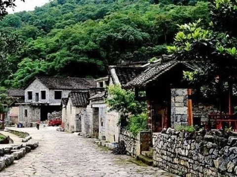 Ngôi làng hơn 600 tuổi nằm trọn dưới đáy hố sụt