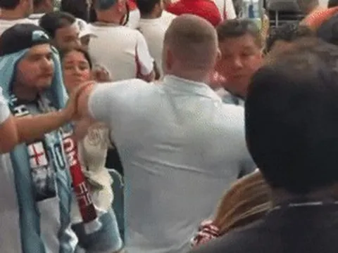 CĐV Anh đấm người mặc áo Argentina trên khán đài