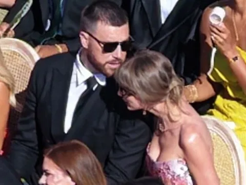 Ca sĩ Taylor Swift lần đầu lộ diện sau đám cưới xa hoa