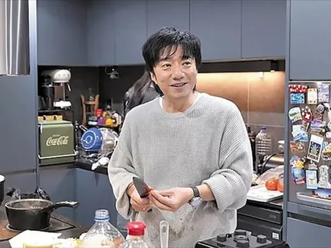 Ca sĩ Bae Ki Sung nghẹn ngào tiết lộ nguy cơ mất thính lực