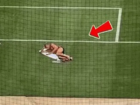 Tuyển thủ Tây Ban Nha 'tắm biển' ở World Cup