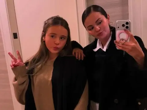 Mẹ Selena Gomez gây tranh cãi vì bài đăng úp mở về hai con gái