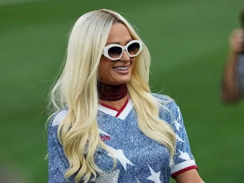 Paris Hilton gây bất ngờ với diện mạo khác lạ vì thay đổi một chi tiết